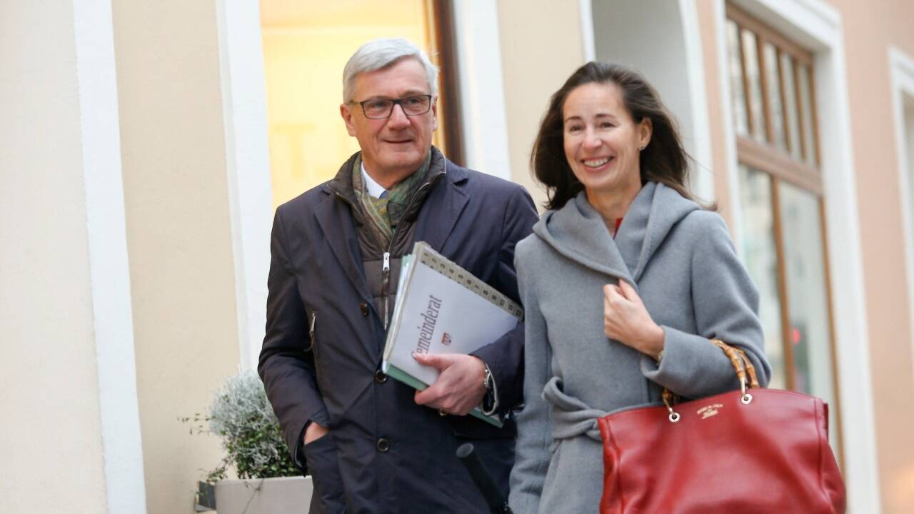 Harald Preuner mit seiner Gattin unterwegs zur feierlichen Angelobung.  
