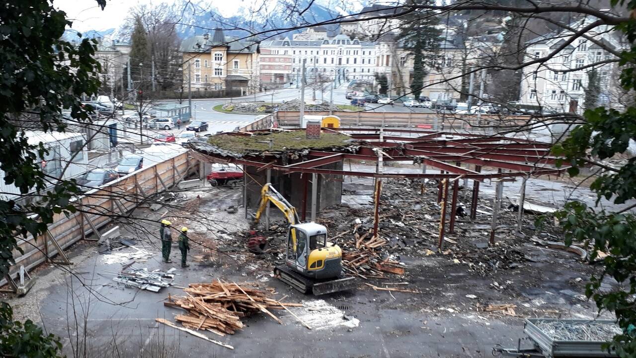 Das Sparkassen-Rondeau wird derzeit von Baggern abgerissen.  