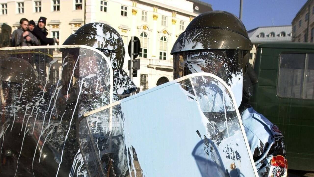 Archivbild vom 4.Februar 2000 als Demonstranten am Ballhausplatz gegen die Angelobung der ersten Regierung unter Wolfgang Schüssel demonstrierten. 