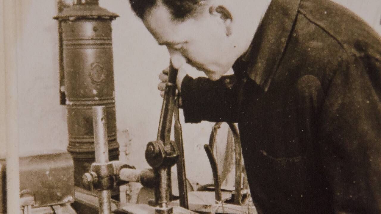 Rudolf Lettner beim Tüfteln an den Stahlkanten.  