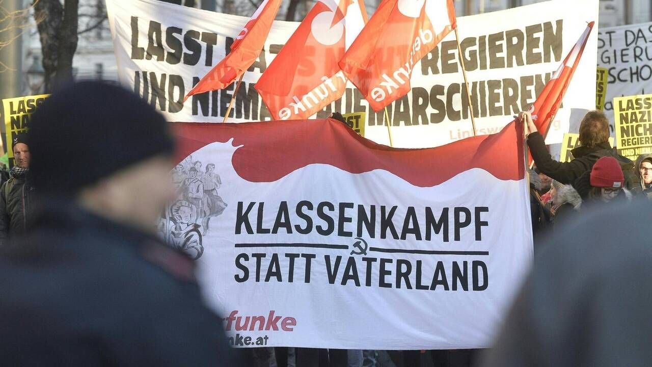 Demonstration gegen die neue ÖVP/FPÖ-Regierung am Montag, 18. Dezember 2017, in Wien.  