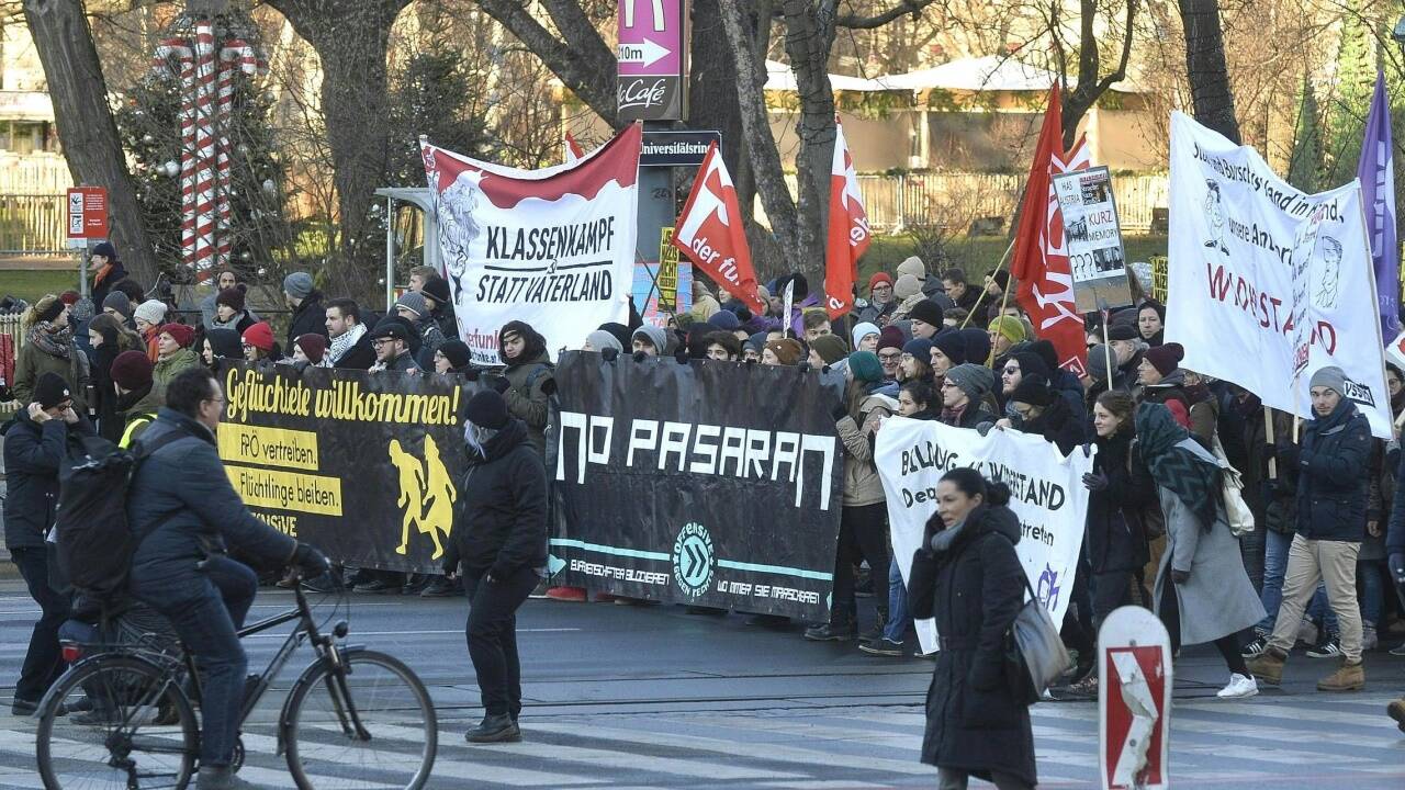 Demonstration gegen die neue ÖVP/FPÖ-Regierung am Montag, 18. Dezember 2017, in Wien.  