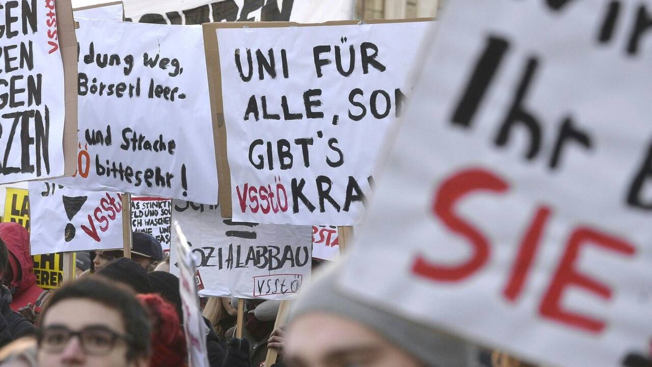 Demonstration gegen die neue ÖVP/FPÖ-Regierung am Montag, 18. Dezember 2017, in Wien.  