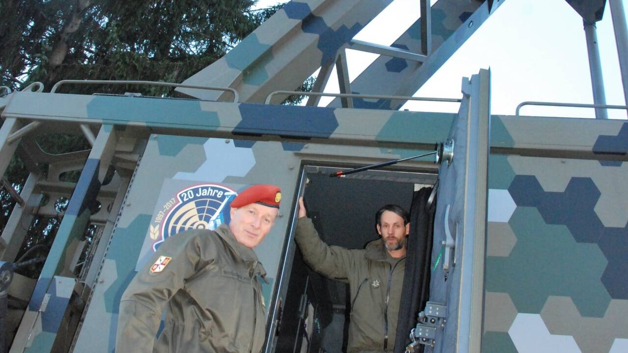 Oberst Johannes Nussbaumer (l.) mit dem „Steuermann“ dieser modernen Radarstation, die für Ausbildungszwecke von Soldaten dieser Tage in St. Johann im Einsatz stand.  