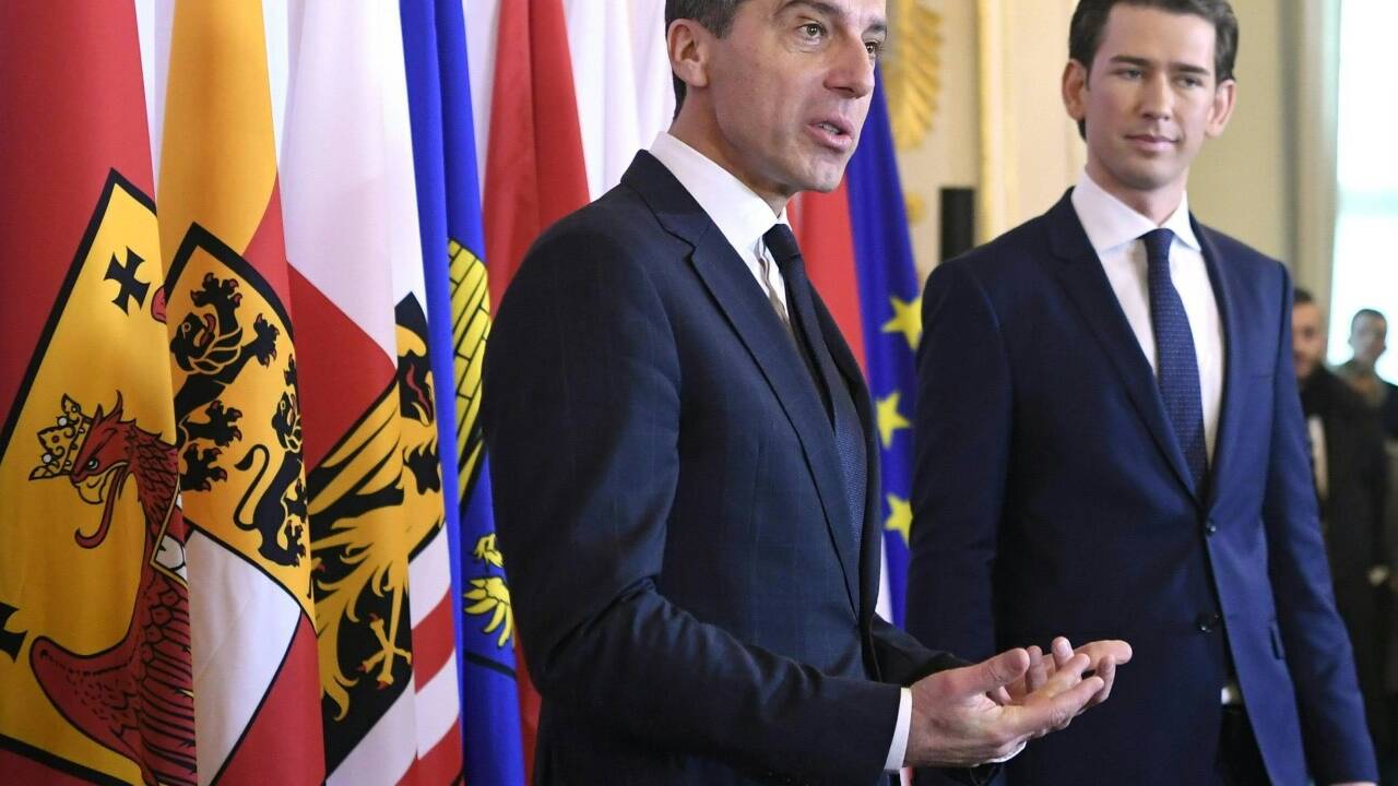 Die Übergabe dauerte ganze 50 Sekunden: Christian Kern übergab an seinen Nachfolger Sebastian Kurz.  