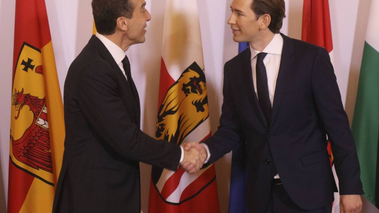 Die Übergabe dauerte ganze 50 Sekunden: Christian Kern übergab an seinen Nachfolger Sebastian Kurz.  