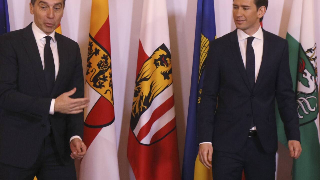 Die Übergabe dauerte ganze 50 Sekunden: Christian Kern übergab an seinen Nachfolger Sebastian Kurz.  