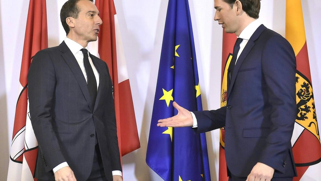 Die Übergabe dauerte ganze 50 Sekunden: Christian Kern übergab an seinen Nachfolger Sebastian Kurz.  