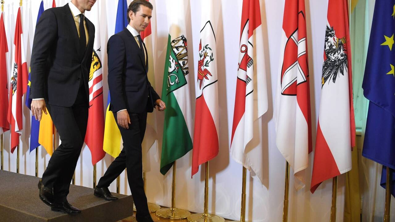 Die Übergabe dauerte ganze 50 Sekunden: Christian Kern übergab an seinen Nachfolger Sebastian Kurz.  