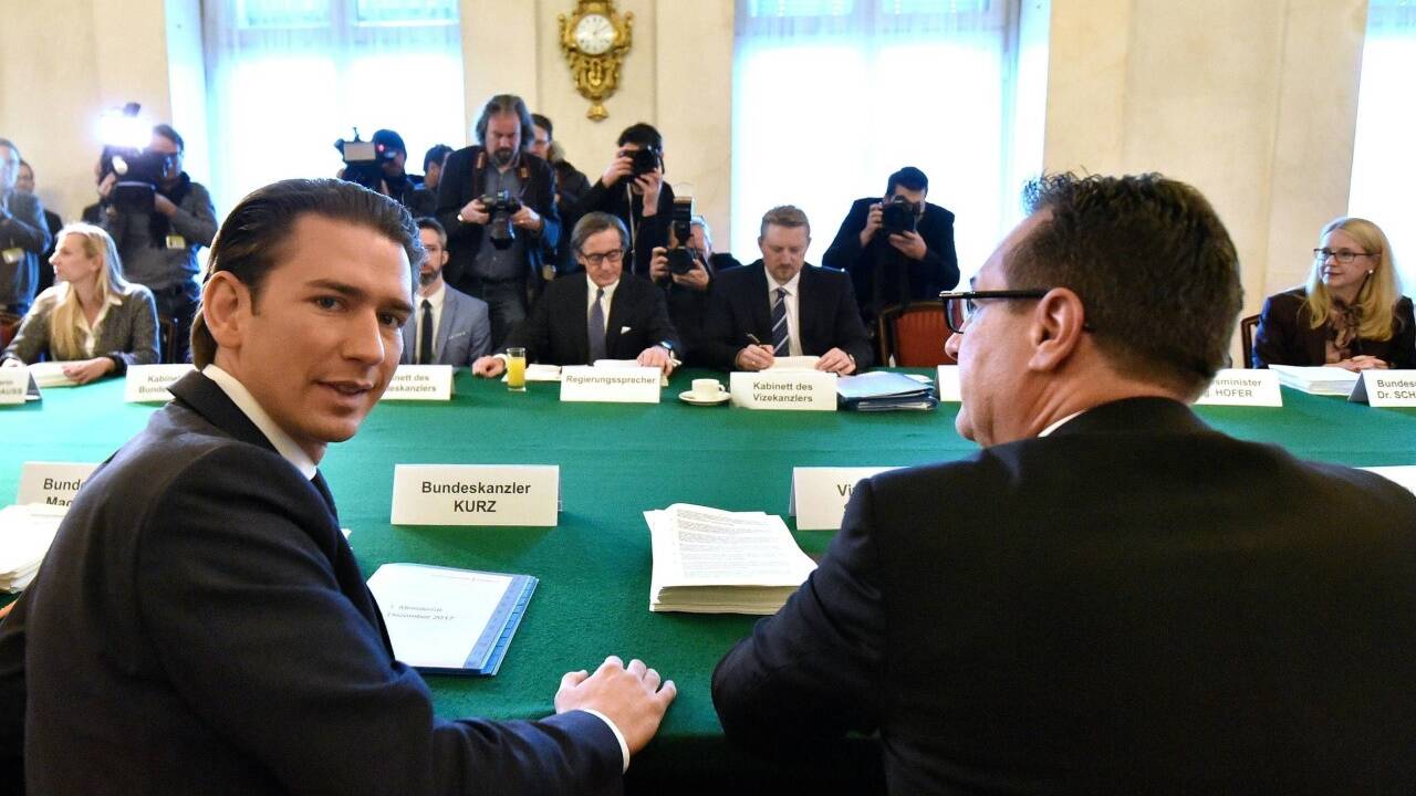 Ihr erstes Mal: Sebastian Kurz als Bundeskanzler und Heinz-Christian Strache als Vizekanzler am Dienstagvormittag bei der Sitzung des Ministerrates. 