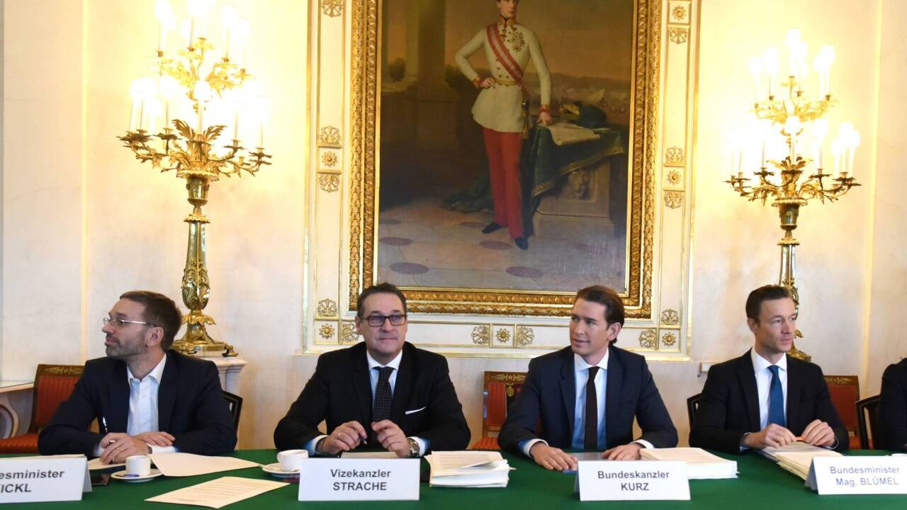 Ihr erstes Mal: Sebastian Kurz als Bundeskanzler und Heinz-Christian Strache als Vizekanzler am Dienstagvormittag bei der Sitzung des Ministerrates. 