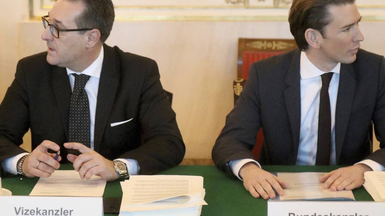 Ihr erstes Mal: Sebastian Kurz als Bundeskanzler und Heinz-Christian Strache als Vizekanzler am Dienstagvormittag bei der Sitzung des Ministerrates. 