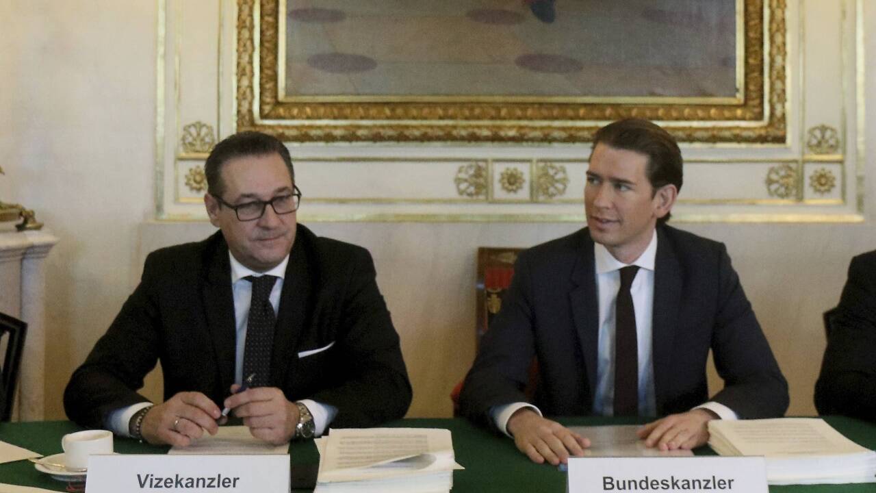 Ihr erstes Mal: Sebastian Kurz als Bundeskanzler und Heinz-Christian Strache als Vizekanzler am Dienstagvormittag bei der Sitzung des Ministerrates. 