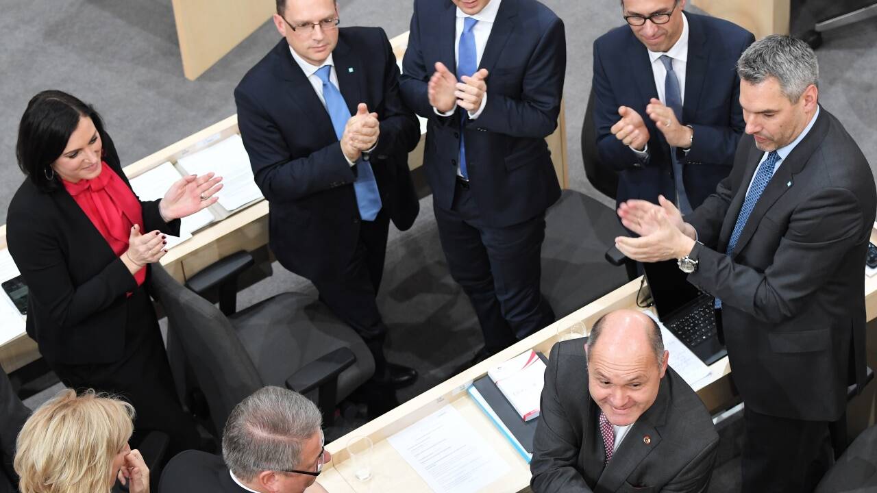 Der neu Nationalratspräsident, Wolfgang Sobotka (ÖVP) nimmt Gratulationen entgegen. 