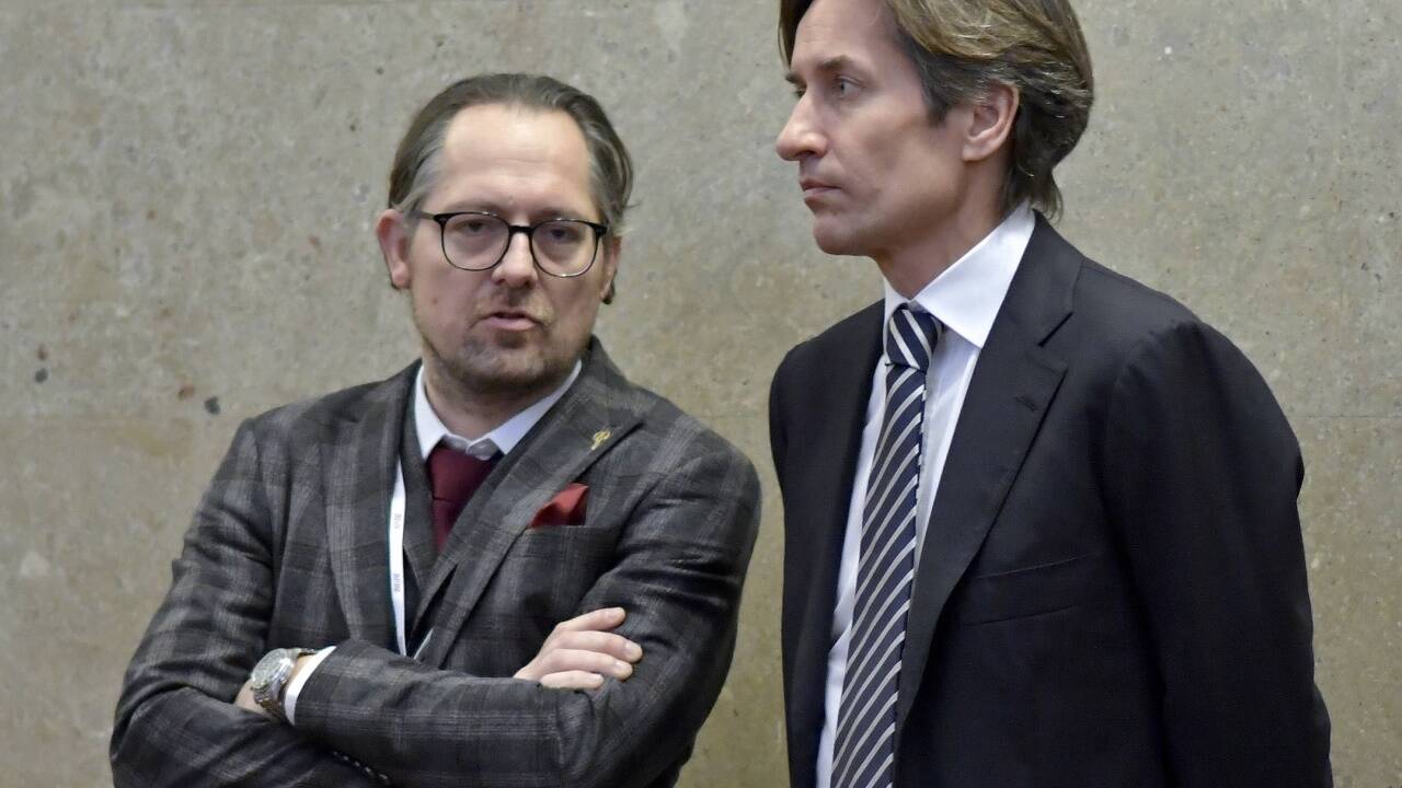 Der Angeklagte Karl-Heinz Grasser (R) und Anwalt Norbert Wess. 