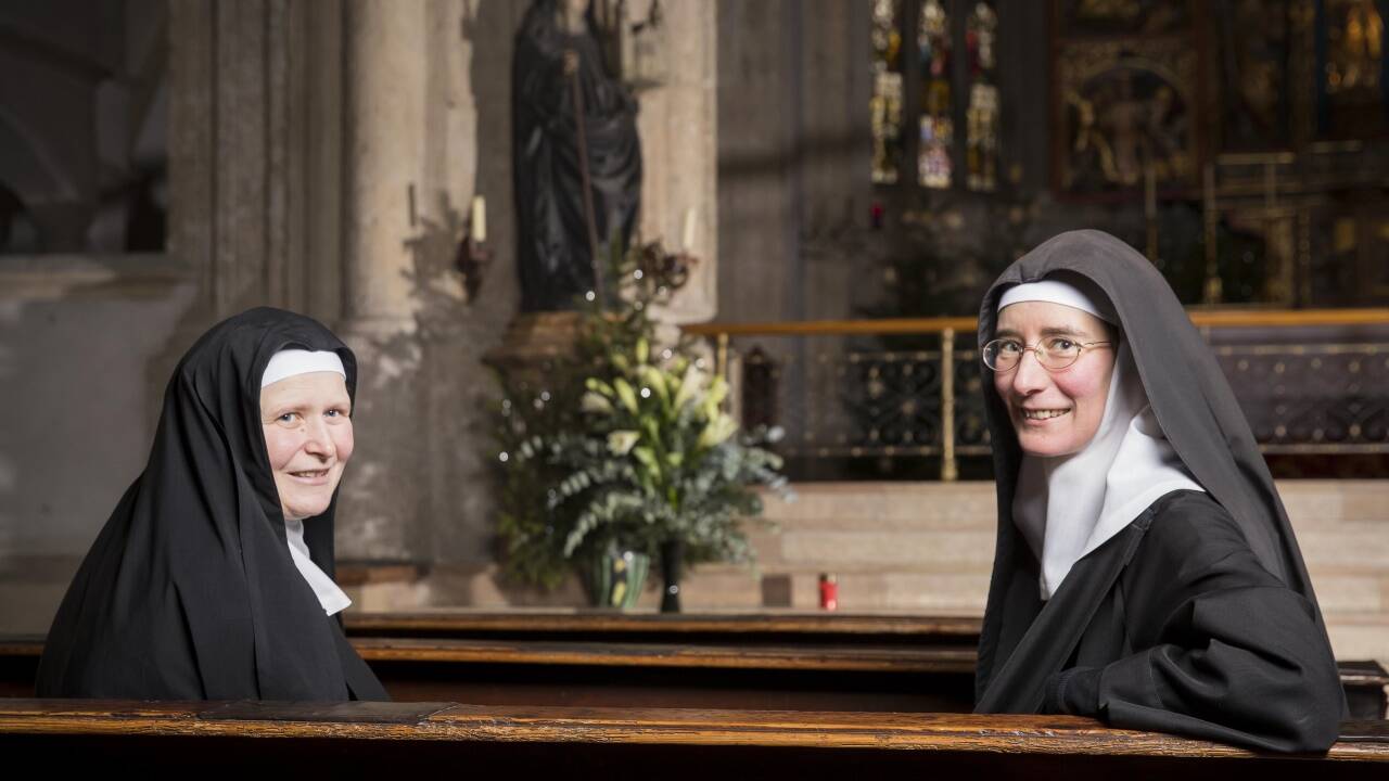 Äbtissin Veronika Kronlachner und Priorin Eva-Maria Saurugg in der Stiftskirche Nonnberg. Im Hintergrund die Staute der heiligen Erentrudis.  