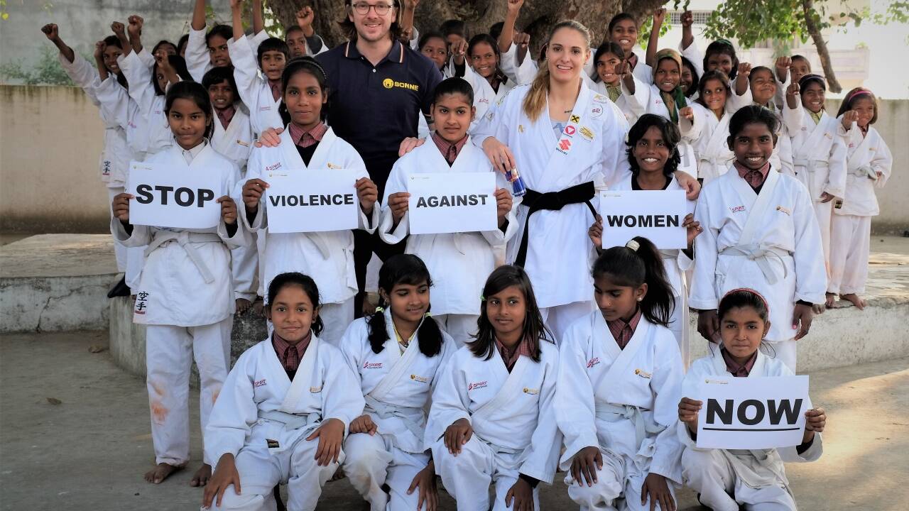 In einem Dorf im indischen Bundesstaat Bihar brachte Alisa Buchinger Kindern Selbstverteidigung nahe. Der Verein Sonne ist nun auf Sponsorensuche für die Weiterarbeit.  
