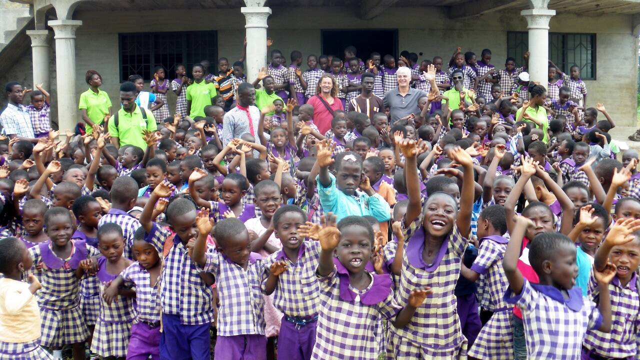 Die Kinder in Nsoatre freuen sich über die neuen Schulbänke. 