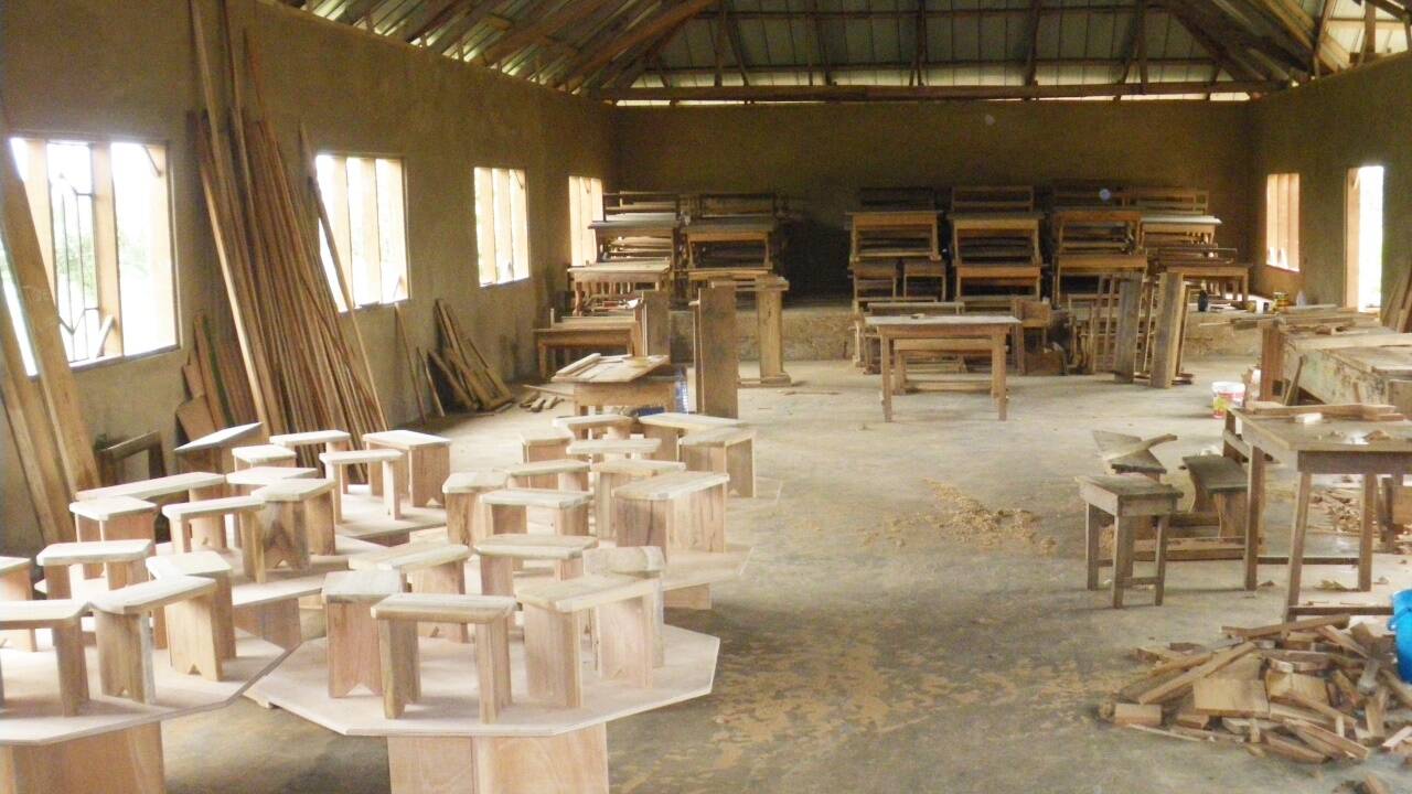 Der Salzburger Tischlermeister Roland Weiss und sein Kollege Michael Flemmich fertigten die Bänke an. 