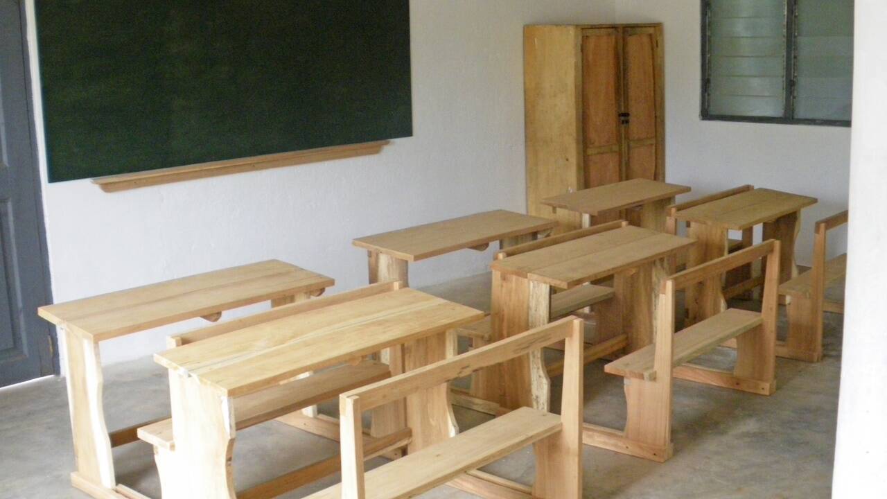 Insgesamt baute der gelernte Tischler in nur drei Wochen 25 Schulbänke und Tische, mehrere Garderoben, Bücherregale und Arbeitstische.  