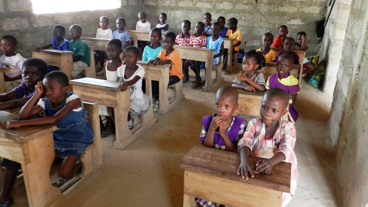 Der Unterricht mit den neuen Schulbänken. 