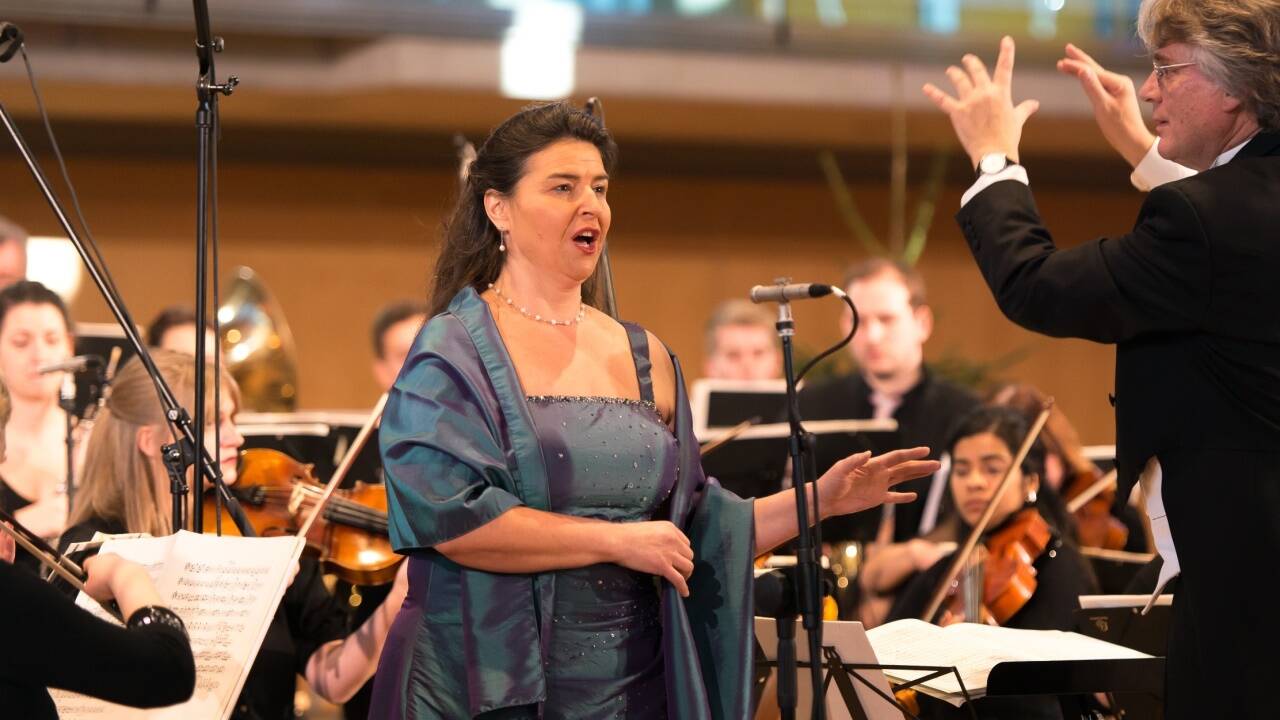 Reinhold Wieser und sein Orchester musizieren vor Ort und in Fernost. 
