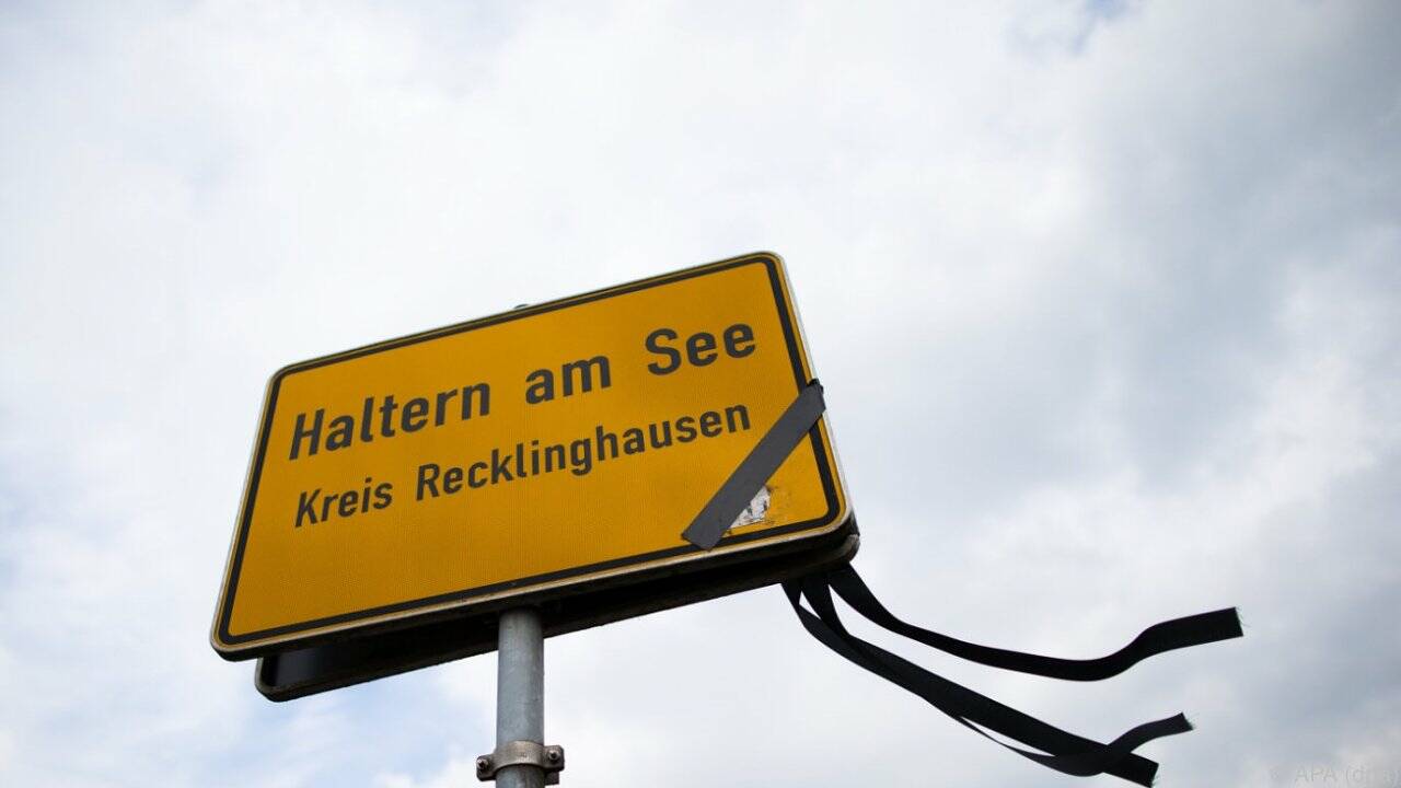 18 Namen in Stein und Stahl: Haltern gedenkt der Absturzopfer 18 Namen in Stein und Stahl: Haltern gedenkt der Absturzopfer