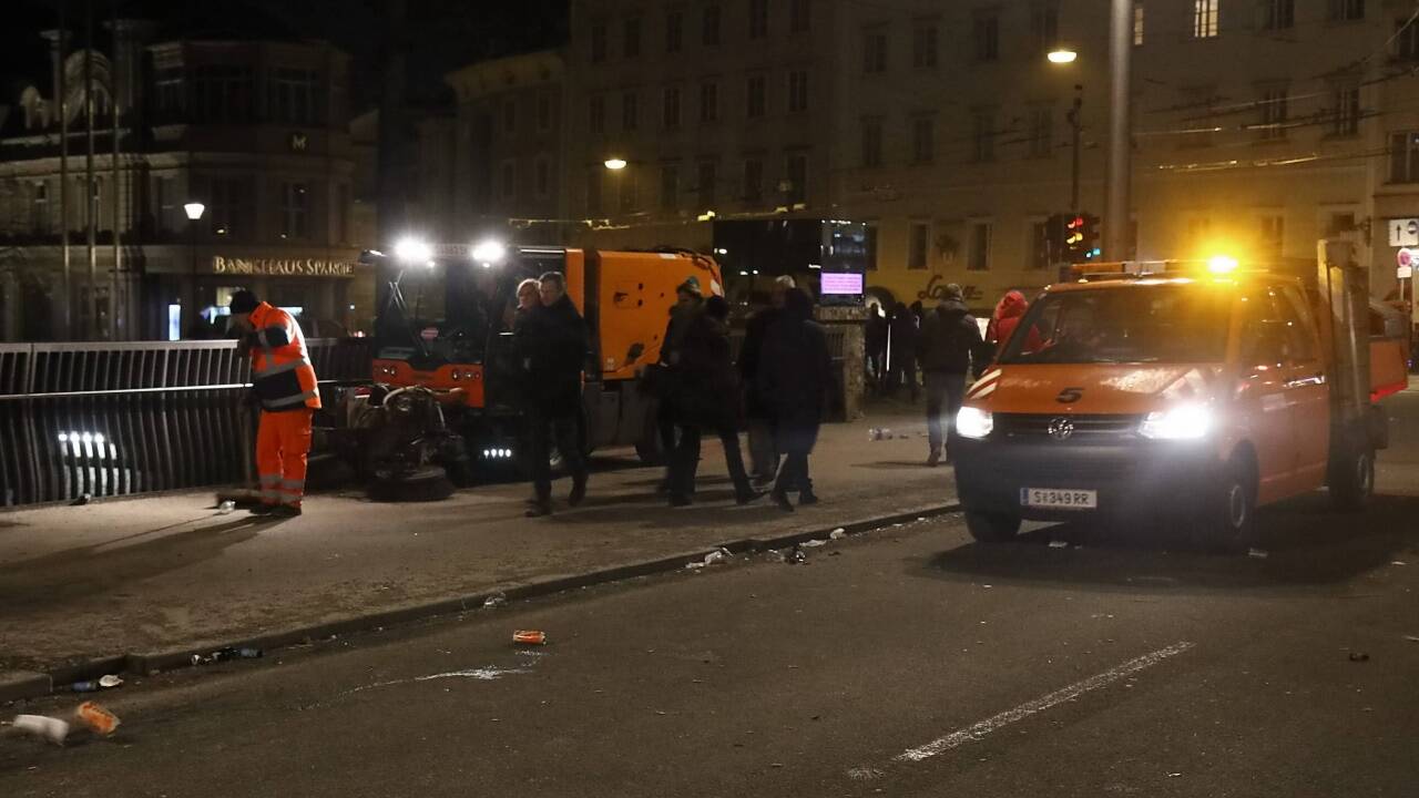 Die Silvesternacht in der Stadt Salzburg: Nachher muss aufgeräumt werden.   Die Silvesternacht in der Stadt Salzburg: Nachher muss aufgeräumt werden.
