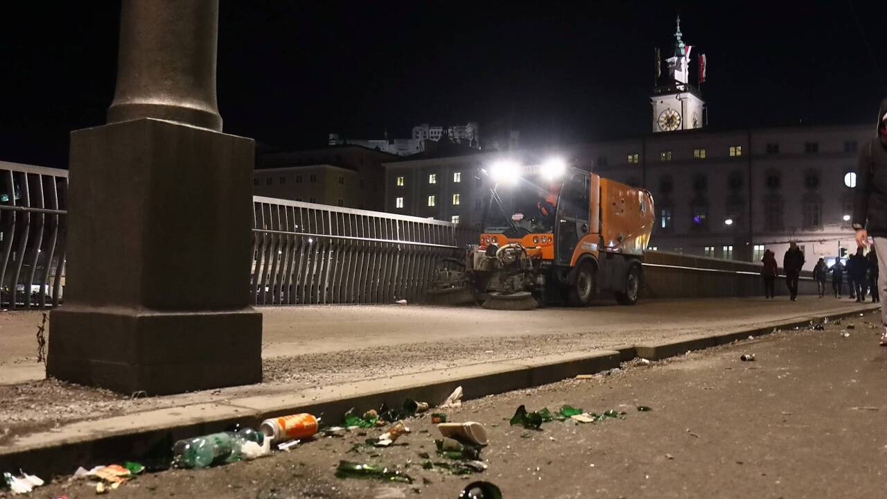 Die Silvesternacht in der Stadt Salzburg: Nachher muss aufgeräumt werden.   Die Silvesternacht in der Stadt Salzburg: Nachher muss aufgeräumt werden.