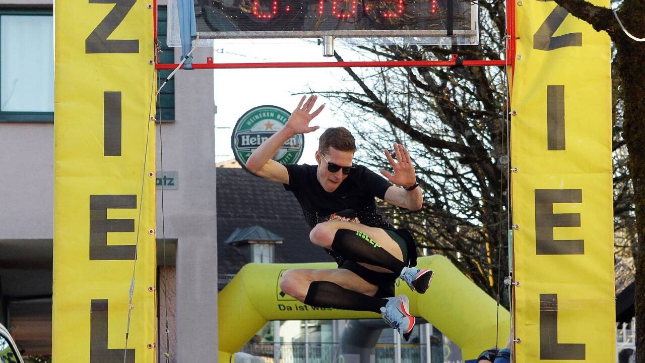 Mit einem Freudensprung feierte Peter Herzog seinen Sieg in Seekirchen.  