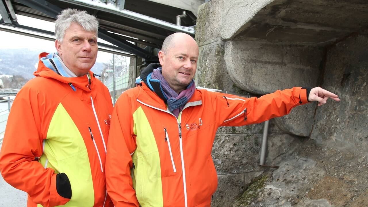 Rainer Braunstingl und Thomas Leikauf vom Landesgeologischen Dienst beim ehemaligen Mauthäuschen am Mozartsteg. Hier wird sichtbar, dass ein Teil der Salzburger Altstadt absinkt.  