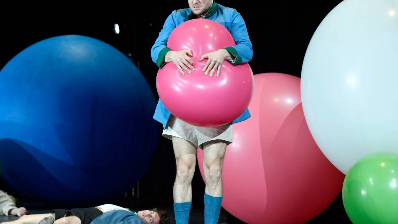 Philipp Hauß (stehend) als Leutnant Carl Joseph von Trotta in 'Radetzkymarsch' im Burgtheater in Wien. 