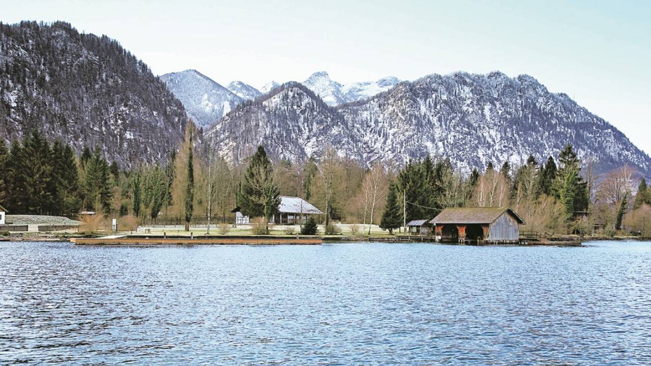 Vor seinem Tod veräußerte Gerhard Andlinger für 18 Millionen Euro zwei Seegrundstücke am Attersee . 