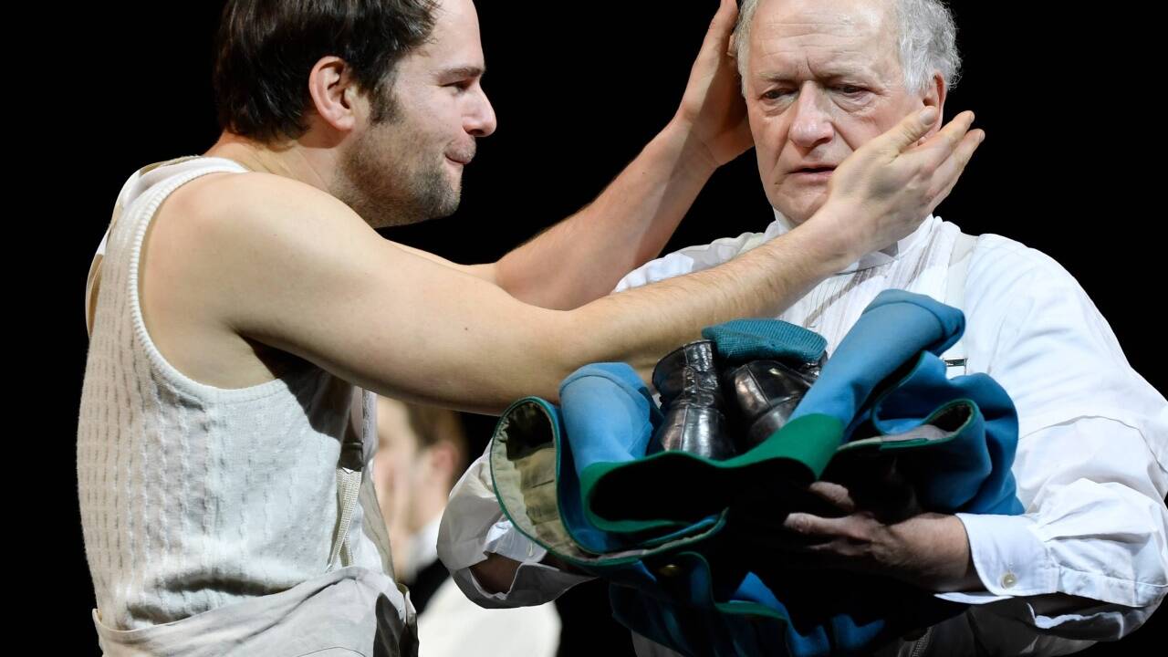 Philipp Hauß und Falk Rockstroh in „Radetzkymarsch“ im Burgtheater. 