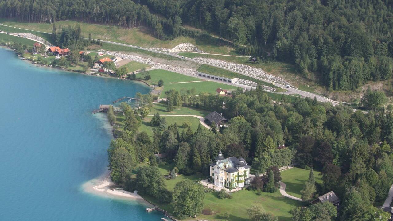 Begehrte Wohngegend am Attersee: im Bild die Villa des verstorbenen Gerhard Andlinger, in der Nachbarschaft reihen sich ebenso ansehnliche Häuser am See.  