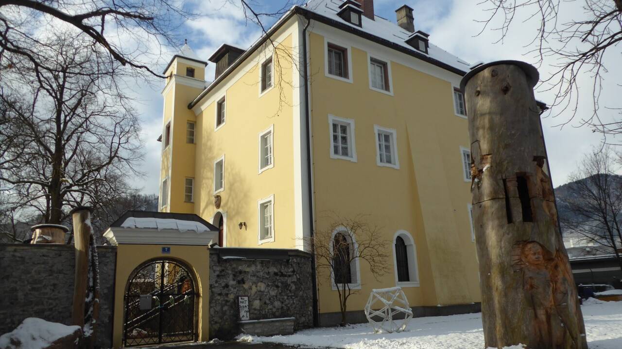 Im mittelalterlichen Schloss Wiespach ist heute die moderne Kunst zu Hause. Im mittelalterlichen Schloss Wiespach ist heute die moderne Kunst zu Hause.