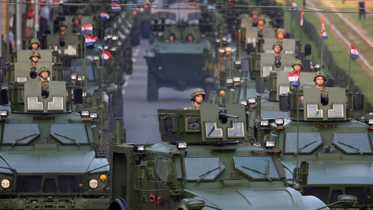 Militärparade zum Auftakt des kroatischen Nationalfeiertages