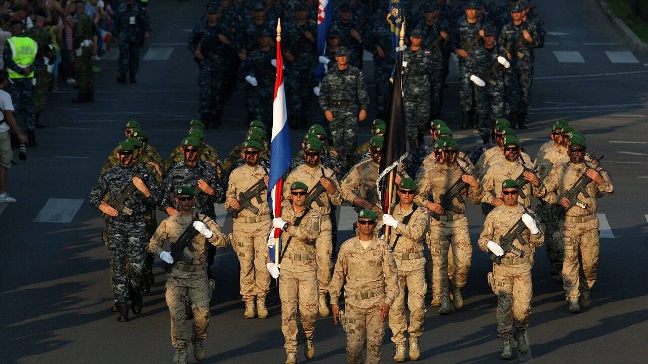 Militärparade zum Auftakt des kroatischen Nationalfeiertages