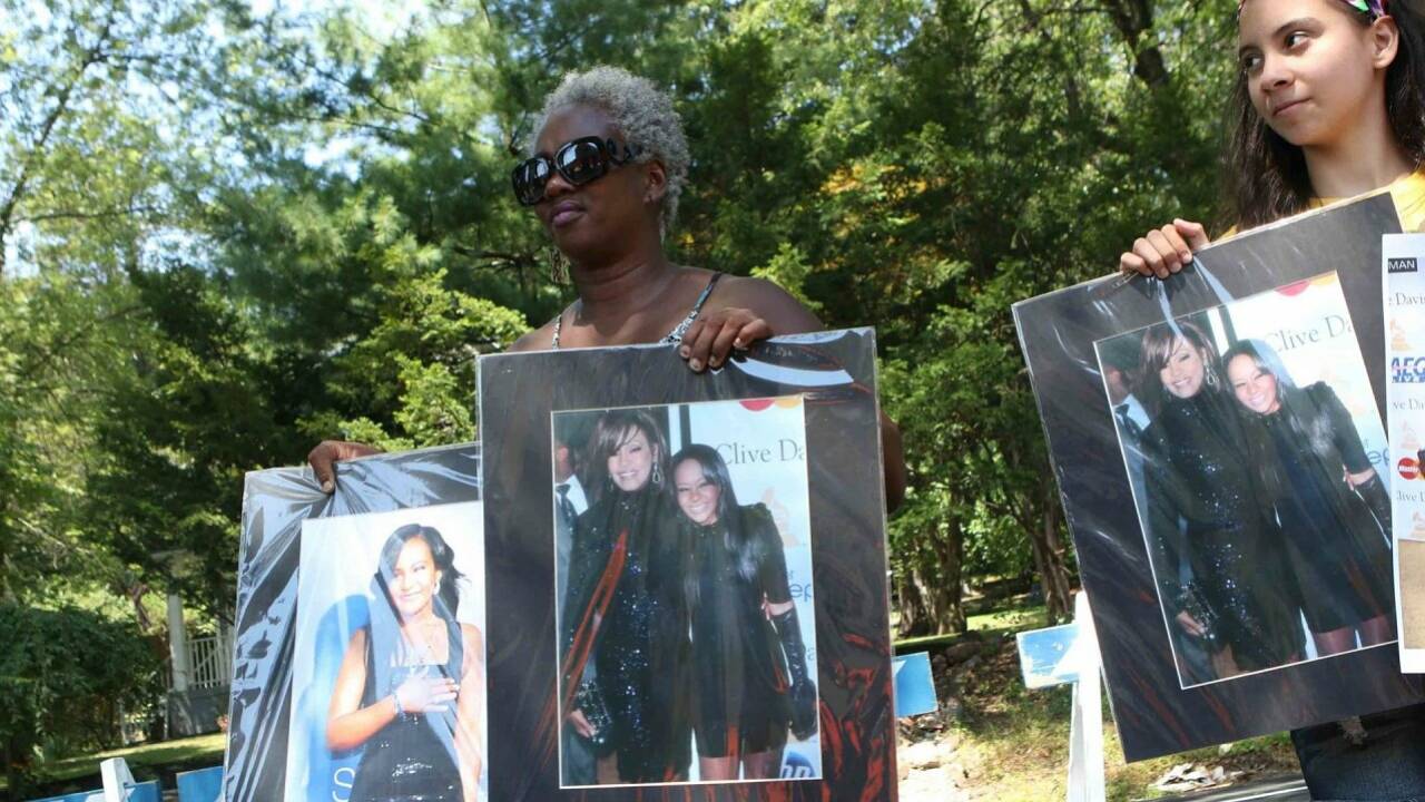 Bobbi Kristina findet letzte Ruhe neben Mutter Whitney Houston