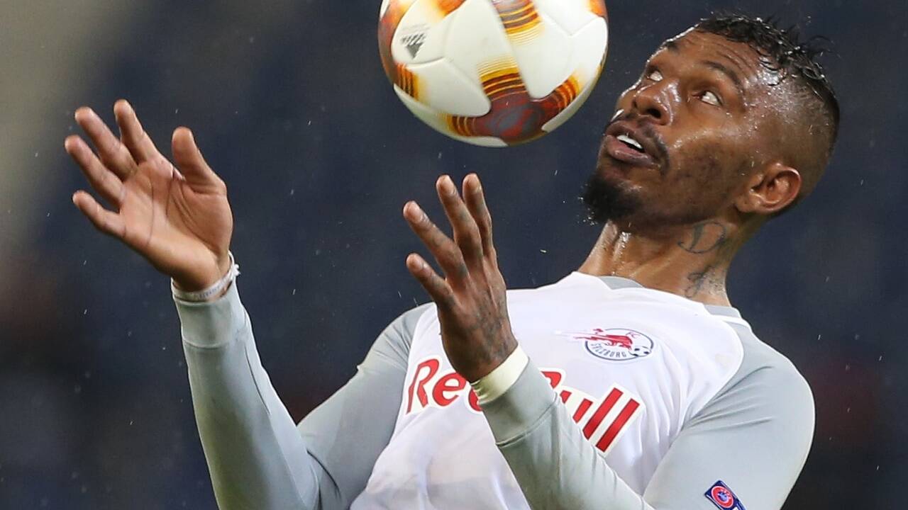 Paulo Miranda zieht das Red-Bull-Trikot aus. 