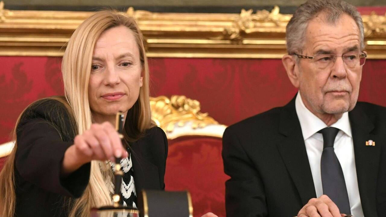 Frauenministerin Juliane Bogner-Strauß und Bundespräsident Van der Bellen.  