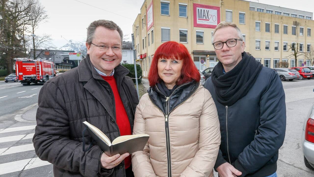 Norbert (r.) und Andrea Wendl und ihr Berater Marin Holzapfel vor dem „Max 70“.  
