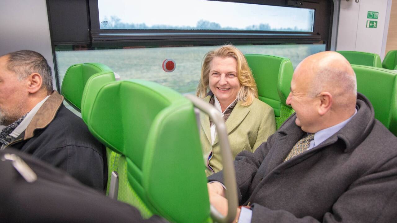 Außenministerin Karin Kneissl im Zug nach Bratislava. 