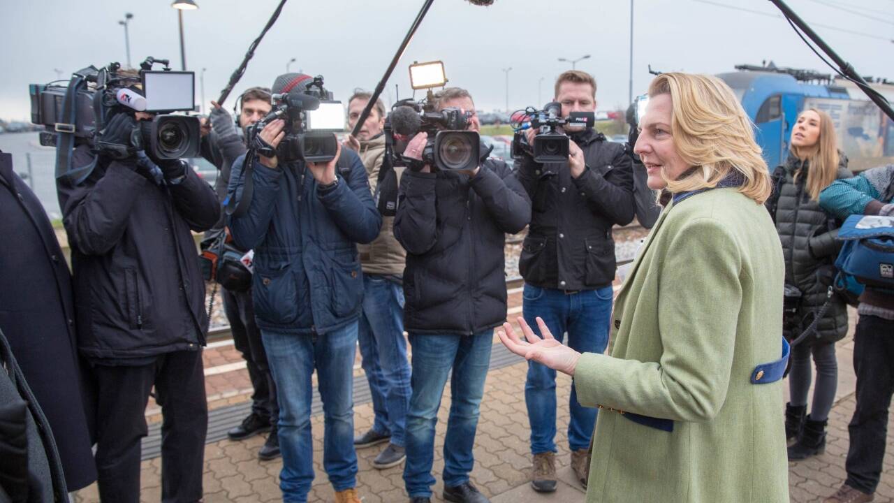 Außenministerin Karin Kneissl (FPÖ) mit Medienvertretern am Bahnsteig in Gramatneusiedel am Weg in die slowakische Hauptstadt Bratislava zu ihrer ersten Auslandsreise.  