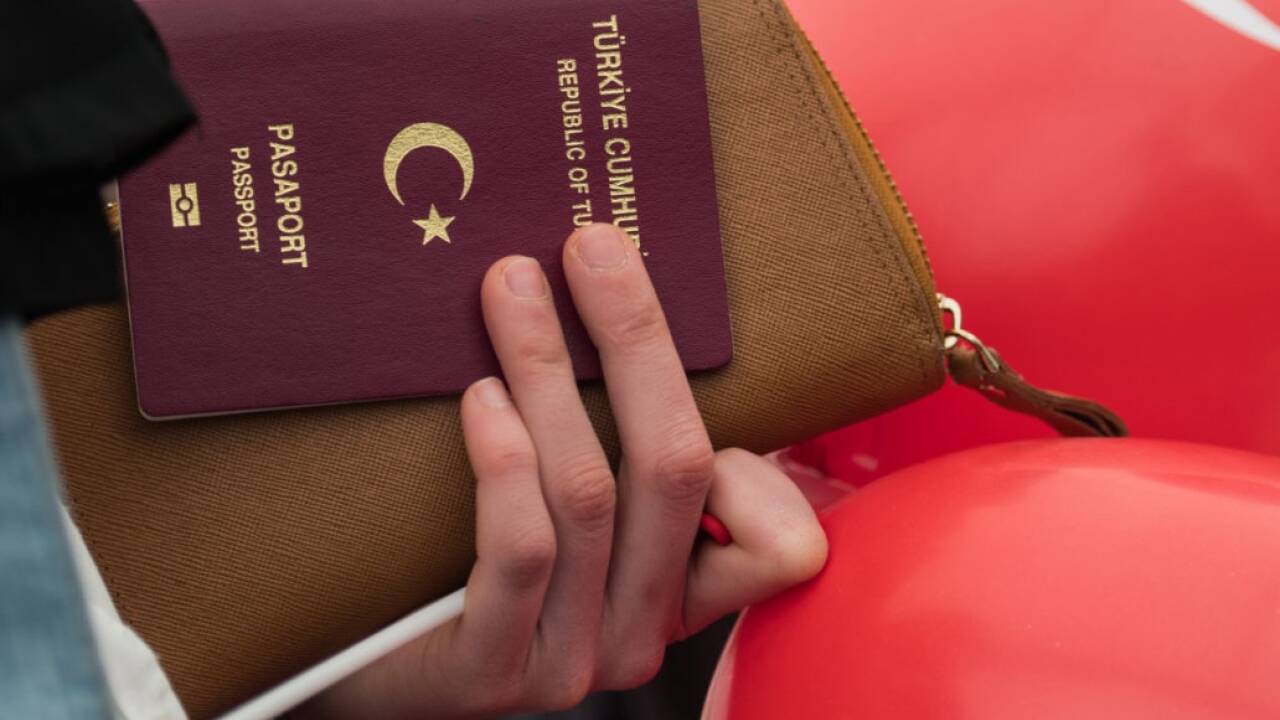 Wer freiwillig die türkische Staatsbürgerschaft erwirbt, verliert automatisch die österreichische.  
