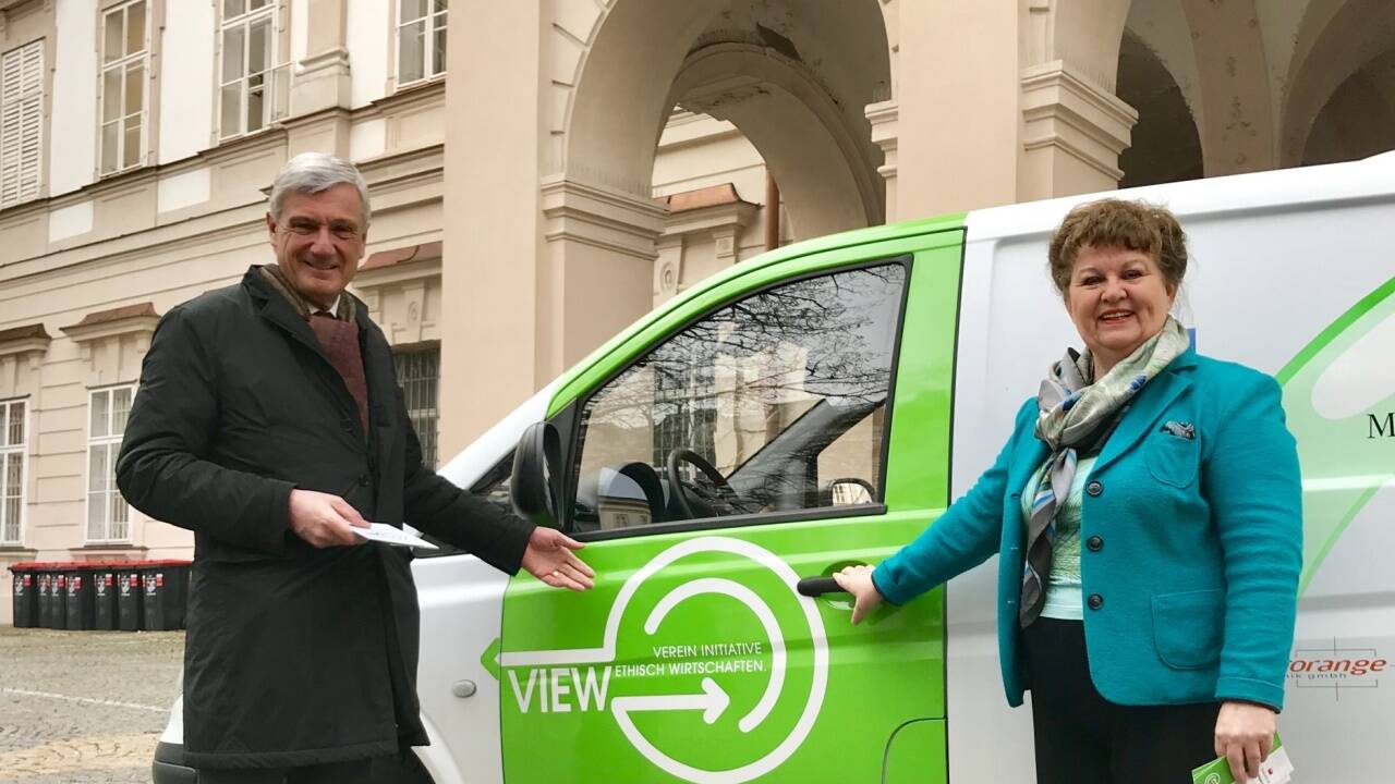 Bürgermeister Harald Preuner mit Vereinsobfrau Doris Kiefel vor dem Schloss Mirabell. 
