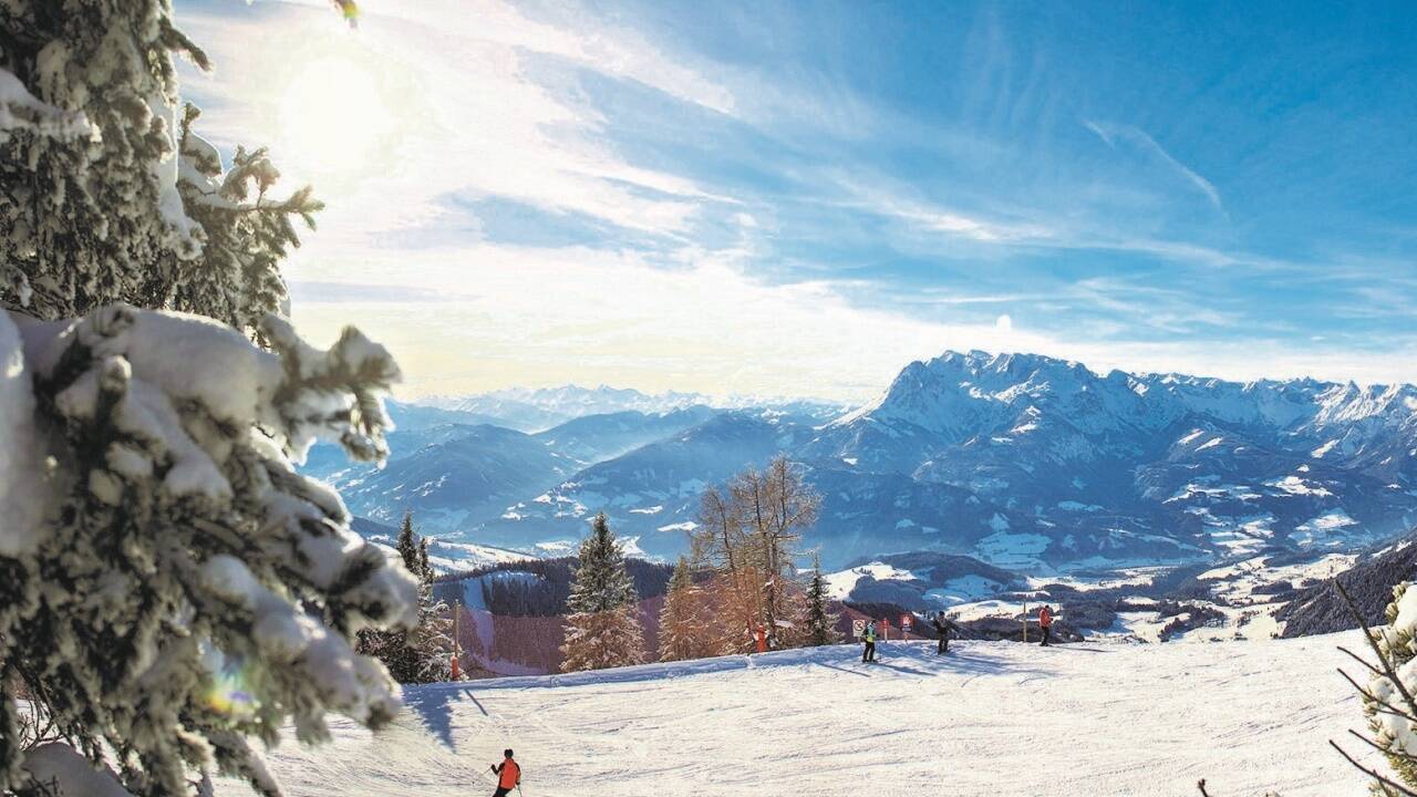 Die Skisaison in Werfenweng läuft auf Hochtouren. Im Hintergrund ist die Idylle getrübt.  
