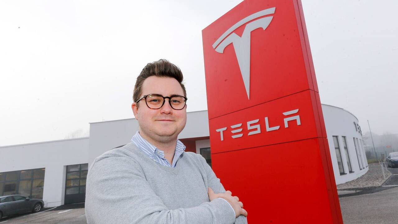 Store-Manager Sebastian Jenisch ist bereit für die Eröffnung des Service Centers in Wals-Siezenheim.  