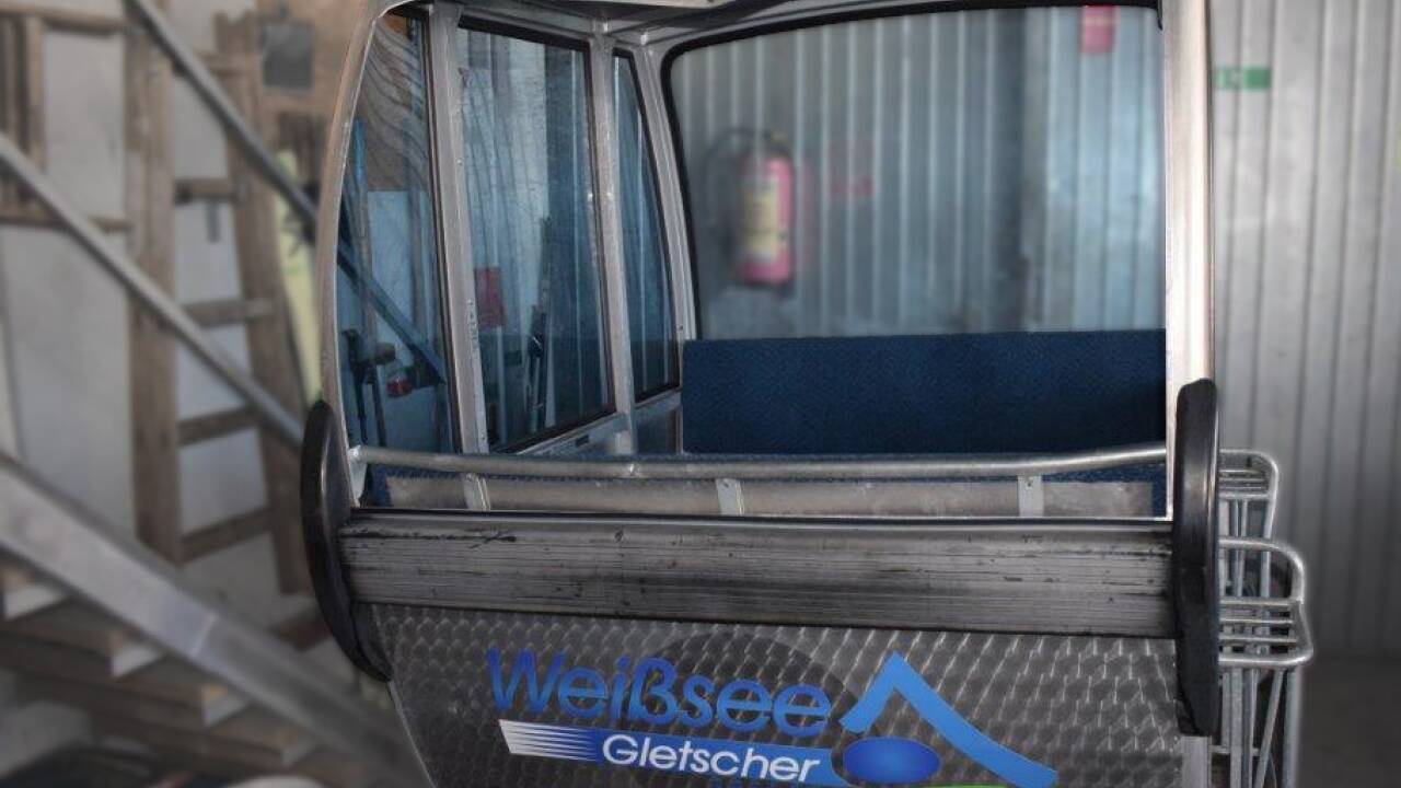 Die kaputte Gondel: Durch die starke Pendelbewegung wurde die Gondel gegen das Seil geschleudert. Dabei drückte es das Dach ein. Die Scheibe zerbrach. 