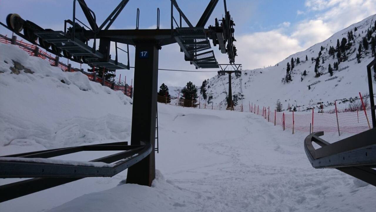 Hier stürzte ein Skifahrer aus der Gondel sechs Meter in den Schnee. 